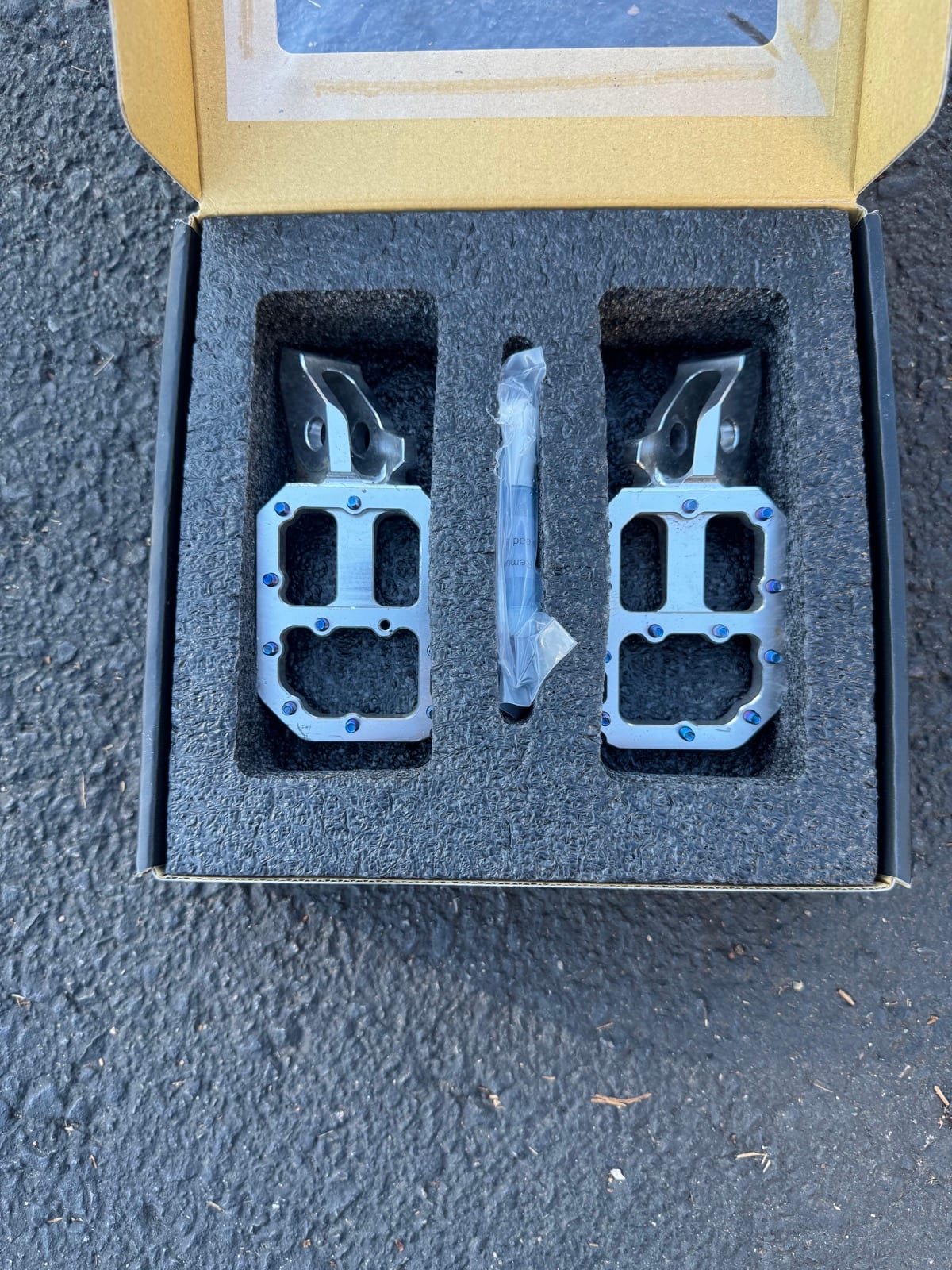 Prickly Ultra Bee Foot Pegs, photo 1 of 5