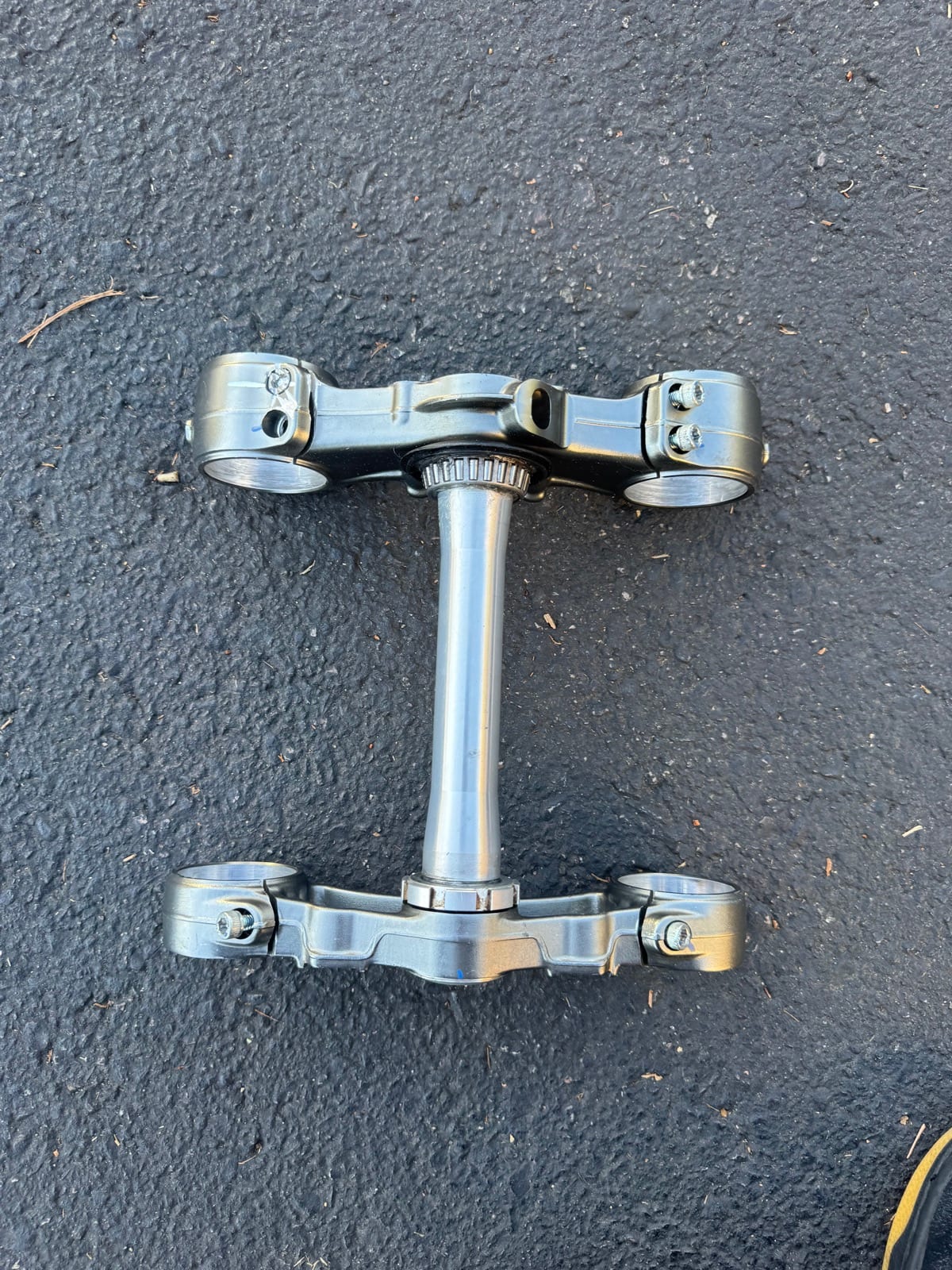 Ultra Bee Triple Clamps, photo 3 of 3