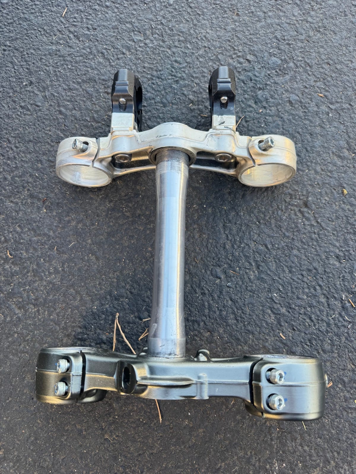 Ultra Bee Triple Clamps, photo 2 of 3